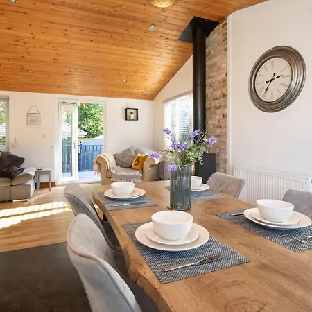 Family Honeybeelodge Hot Tub And Wood Burner