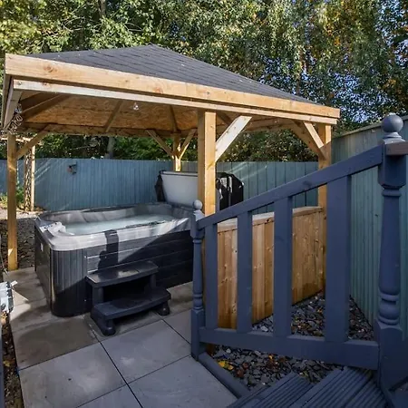 Family Honeybeelodge Hot Tub And Wood Burner