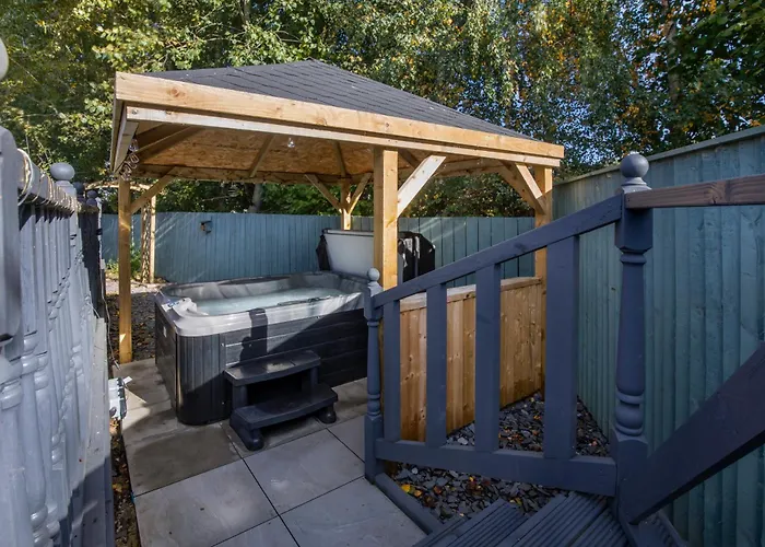 Family Honeybeelodge Hot Tub And Wood Burner York