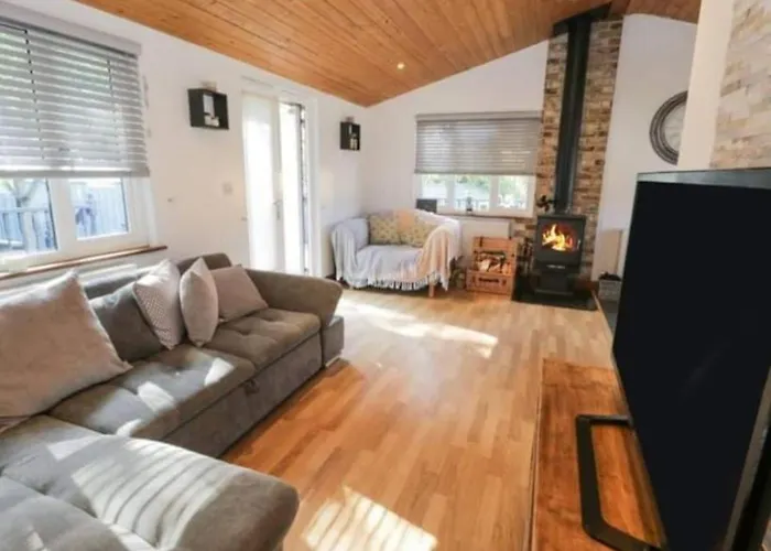 Holiday home Family Honeybeelodge Hot Tub And Wood Burner