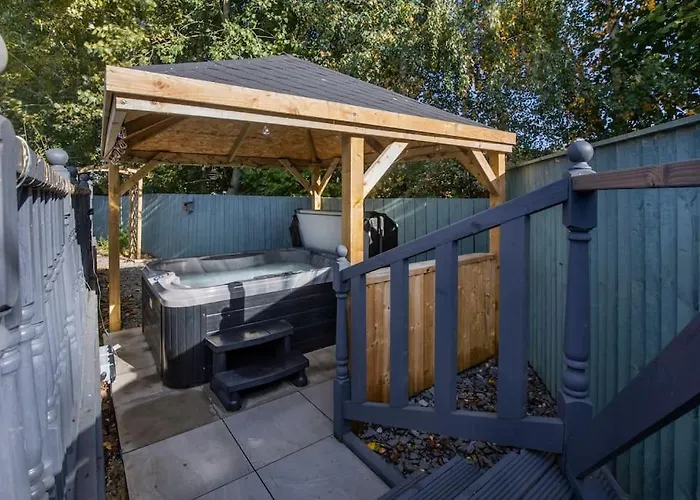 Family Honeybeelodge Hot Tub And Wood Burner