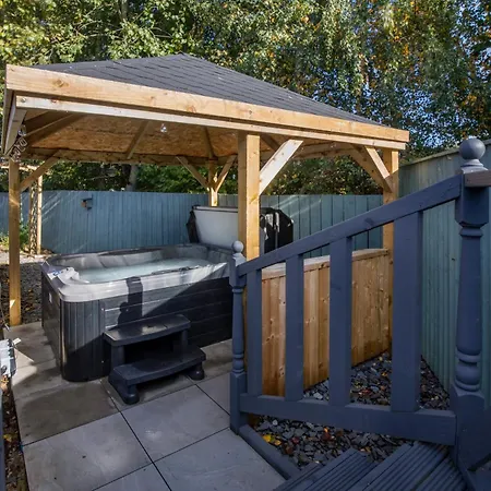 Family Honeybeelodge Hot Tub And Wood Burner York