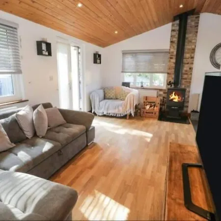 Dom wakacyjny Family Honeybeelodge Hot Tub And Wood Burner
